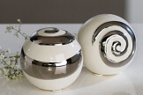 moderne-deko-kugeln-aus-keramik-2-stueck-weisssilber-durchmesser-6-cm-1.jpg