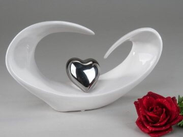 Moderne Skulptur in Form eines Herzens aus Keramik in weiß/silber