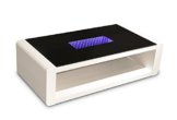 CAVADORE Couchtisch Hutch/moderner, niedriger Tisch mit schwarzem Glas und 3D-LED-Beleuchtung/mit Akku und 5m Ladekabel/mit Ablage/Hochglanz Weiß / 120 x 60 x 35 cm (L x B x H) - 1