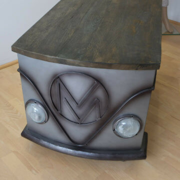 Couch Tisch Stil VW Bulli Bus Shabby Metall Holz Industriedesign Rolltisch